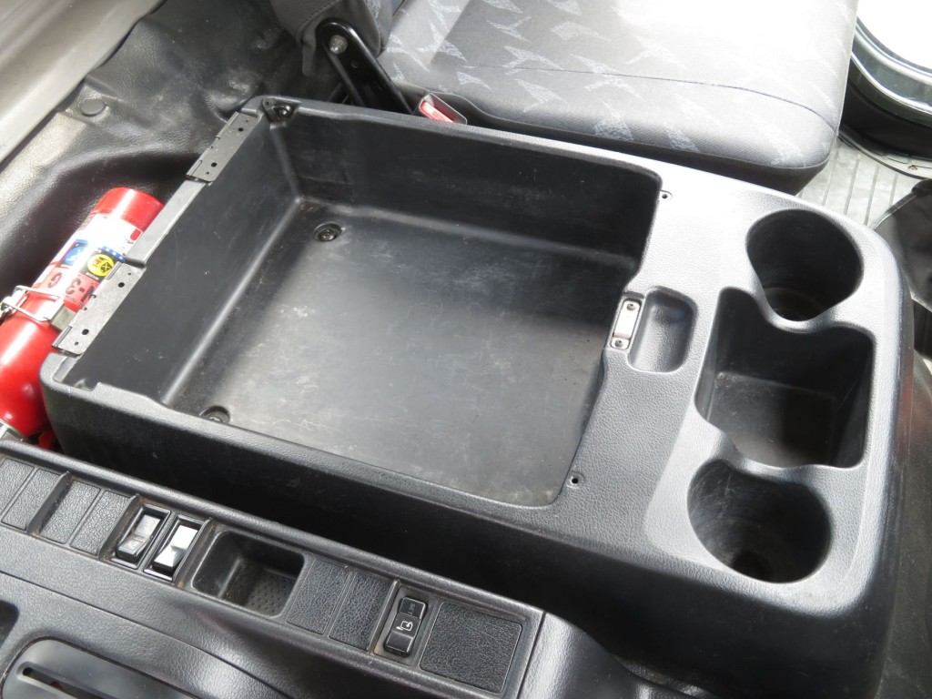 センターコンソールのパネルが欠品しています。|日野 レンジャー TKG-GC7JGAAの写真29