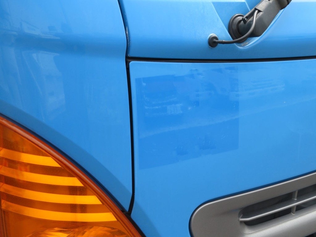 センターパネルに看板日焼け跡があります。|日野 レンジャー TKG-GC7JGAAの写真30