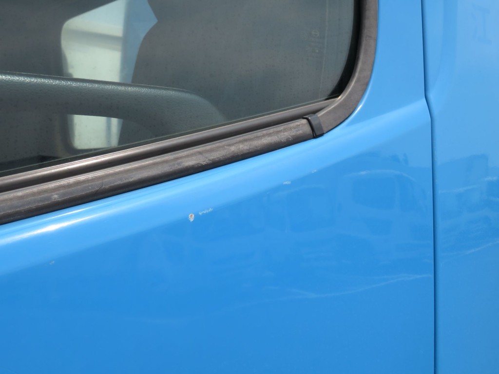 助手席ドアに細かいキズがあります。|日野 レンジャー TKG-GC7JGAAの写真32