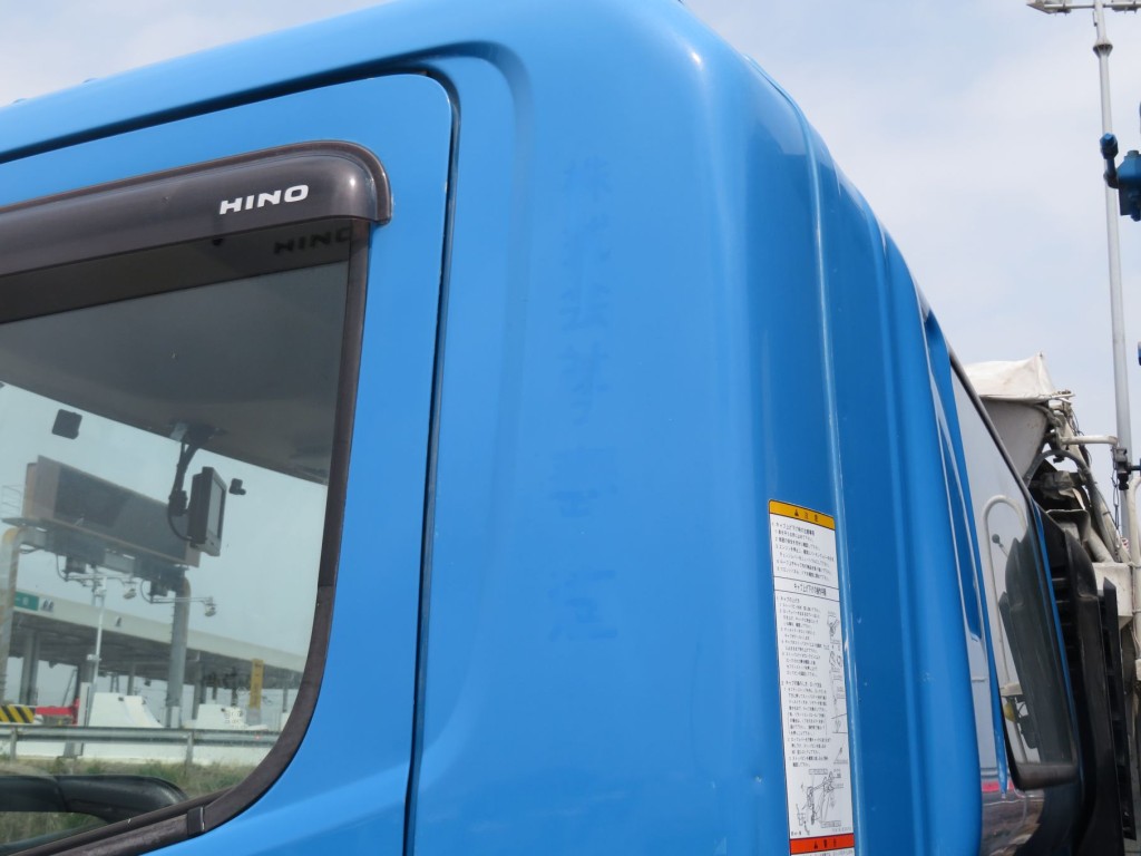 助手席側クォーターパネルに看板日焼け跡があります。|日野 レンジャー TKG-GC7JGAAの写真34