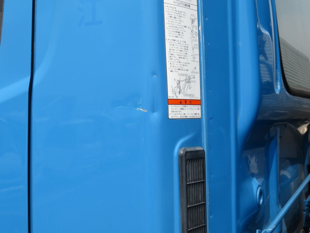 助手席側クォーターパネルにヘコミがあります。|日野 レンジャー TKG-GC7JGAAの写真35