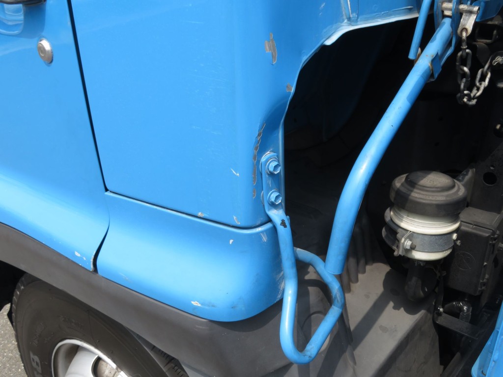 助手席側クォーターパネル後部に曲がりがあります。|日野 レンジャー TKG-GC7JGAAの写真36