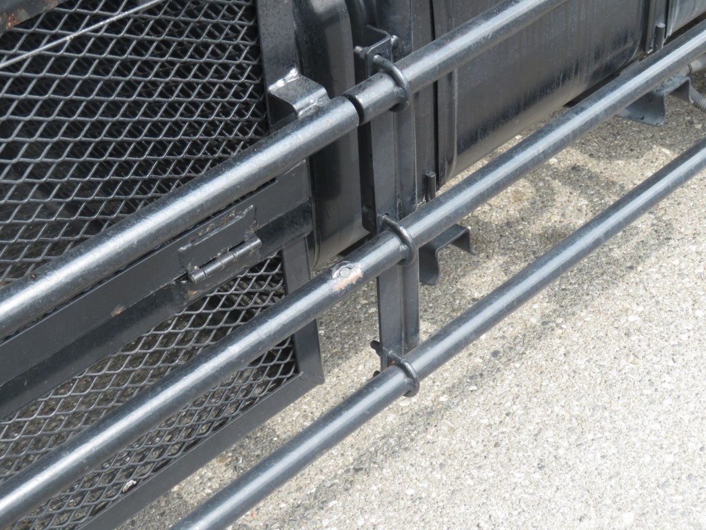 助手席側サイドバンパーに軽いサビがあります。|日野 レンジャー TKG-GC7JGAAの写真40