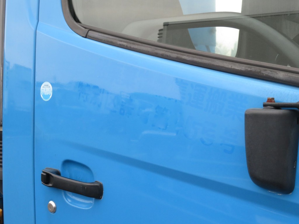 運転席ドアに看板日焼け跡があります。|日野 レンジャー TKG-GC7JGAAの写真44