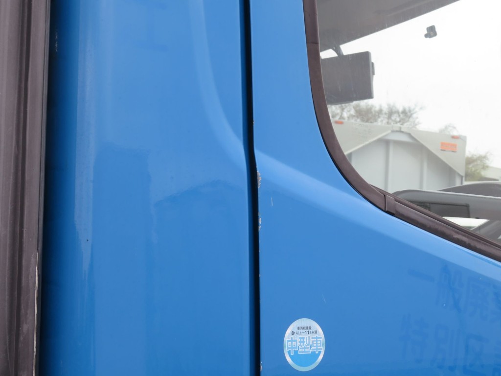 運転席ドアに細かいキズがあります。|日野 レンジャー TKG-GC7JGAAの写真45