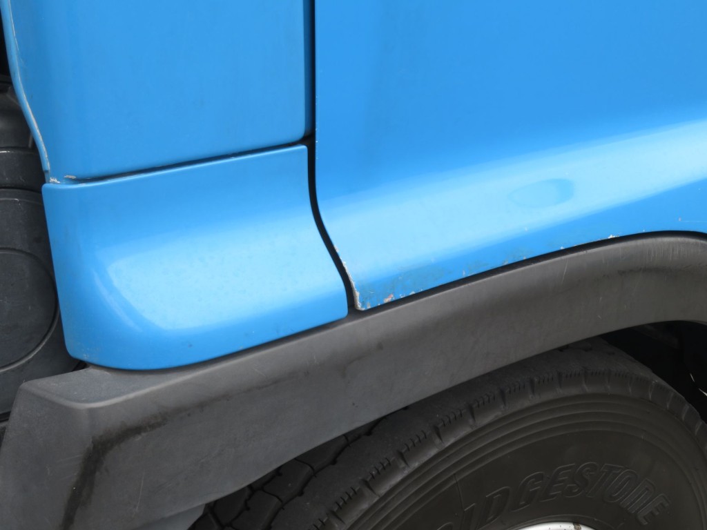 運転席ドアに細かいキズがあります。|日野 レンジャー TKG-GC7JGAAの写真46