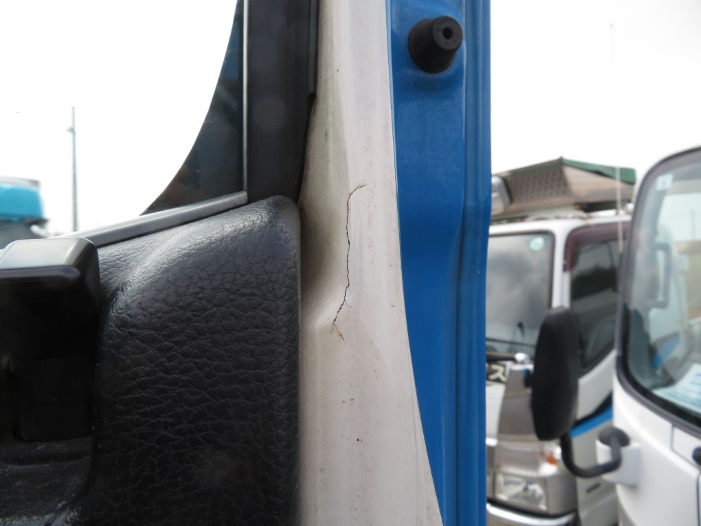 運転席ドア内側にヒビがあります。|日野 レンジャー TKG-GC7JGAAの写真47