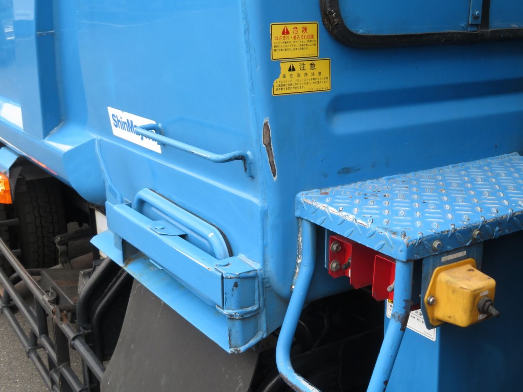 荷箱運転席側のカドにスリキズがあります。|日野 レンジャー TKG-GC7JGAAの写真48