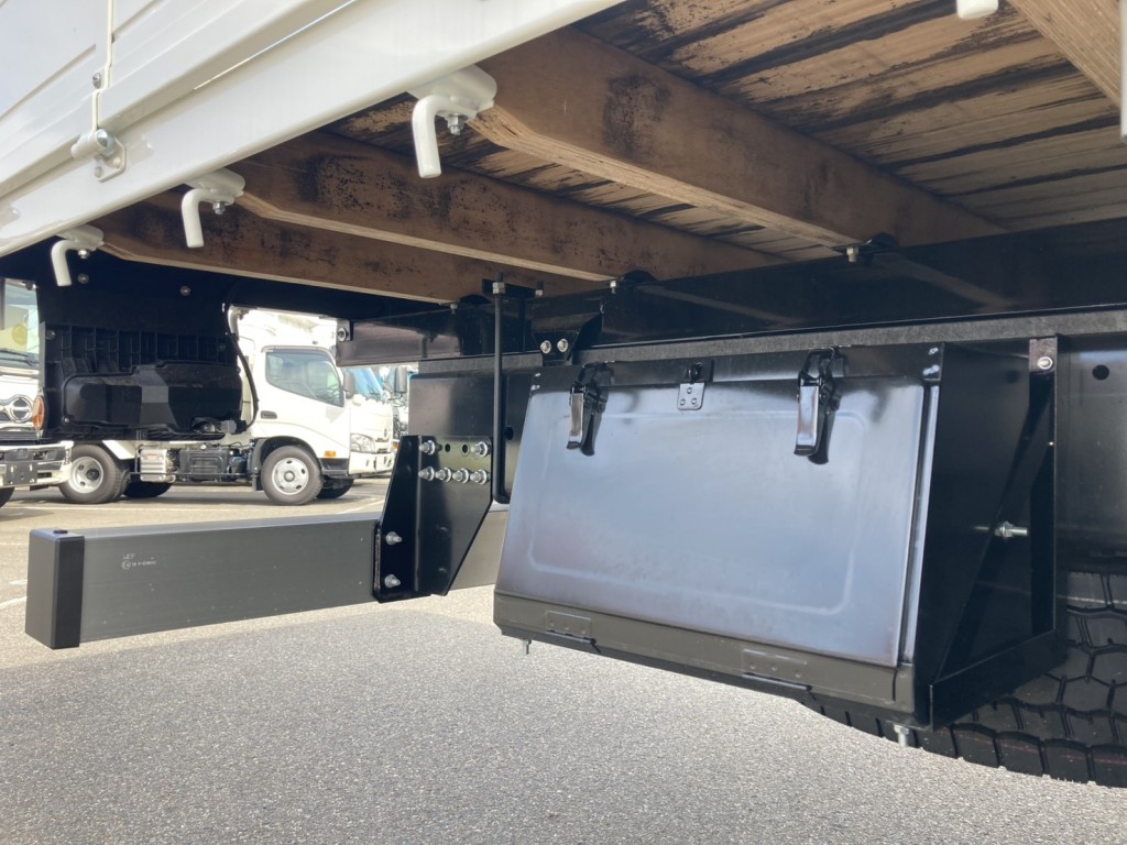 シャーシとネタと工具箱の状態です。|日野 レンジャー 2KG-FE2ACAの写真9