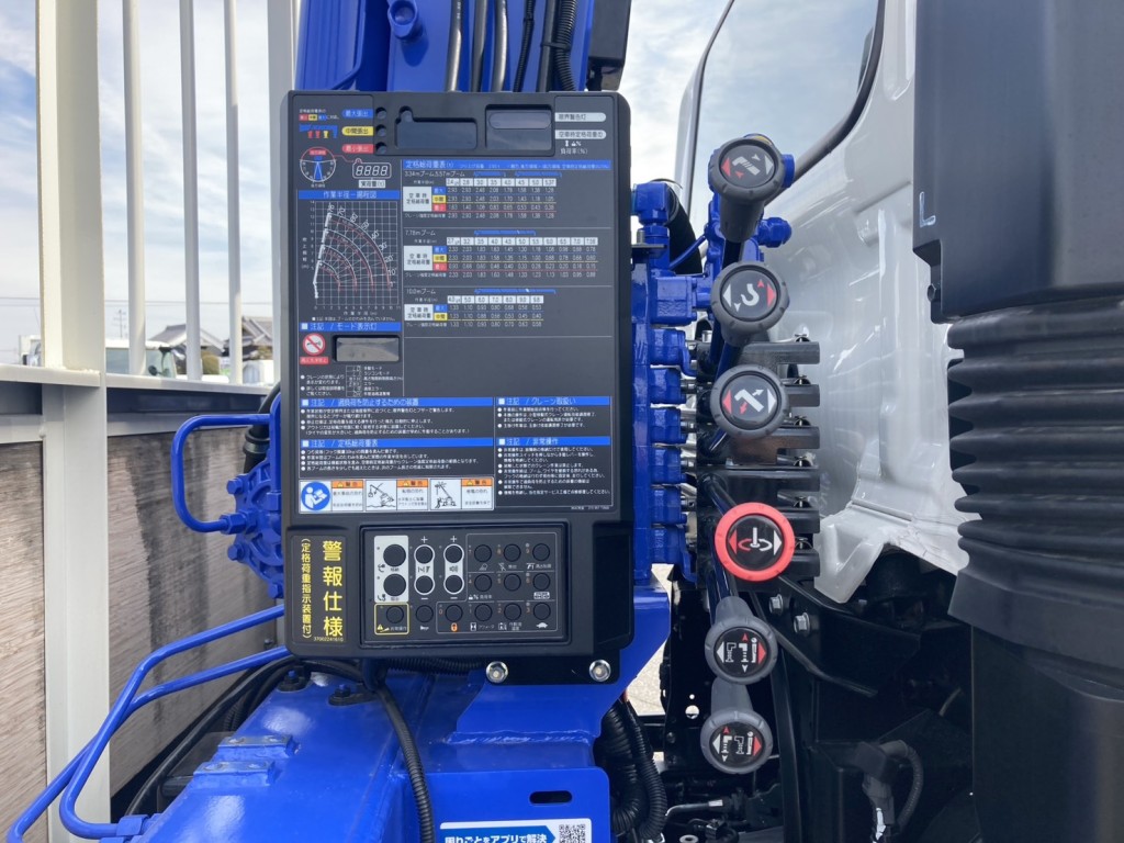 クレーンの表示器と操作レバーの状態です。|日野 レンジャー 2KG-FE2ACAの写真22