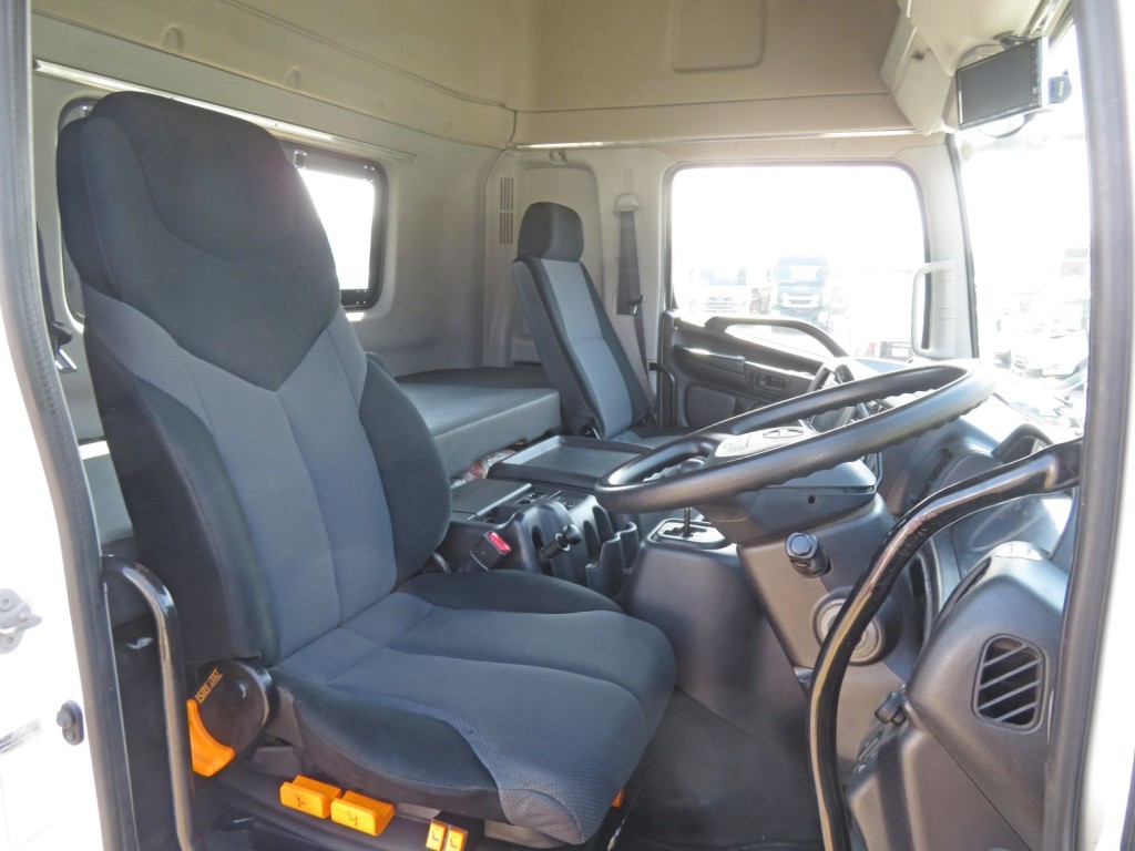 ハイルーフキャビンです。(運転席座面にヘタリ・破れがあります)|日野 プロフィア QPG-SH1EDDGの写真6