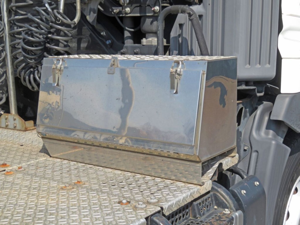 工具箱付きです。(ステンレス製です) 小さいキズ・軽いヘコミがあります。|日野 プロフィア QPG-SH1EDDGの写真14