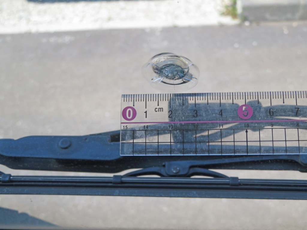 フロントガラスに飛び石跡があります。|日野 プロフィア QPG-SH1EDDGの写真16