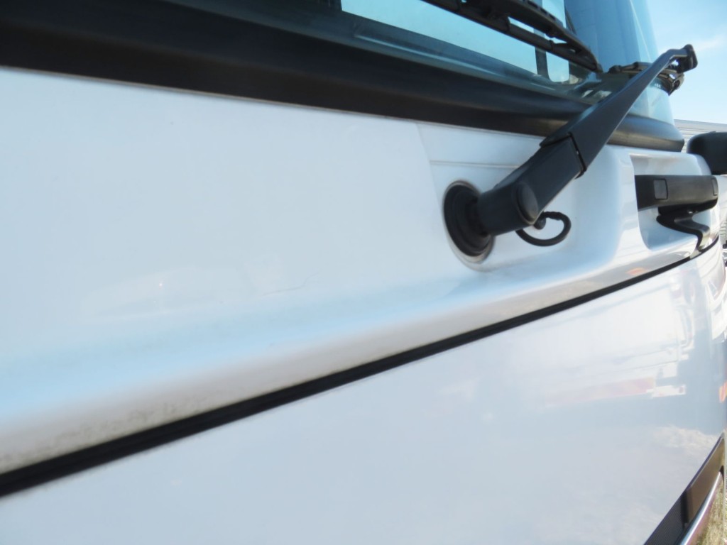 見たー下部のカバーに線キズがあります。|日野 プロフィア QPG-SH1EDDGの写真19