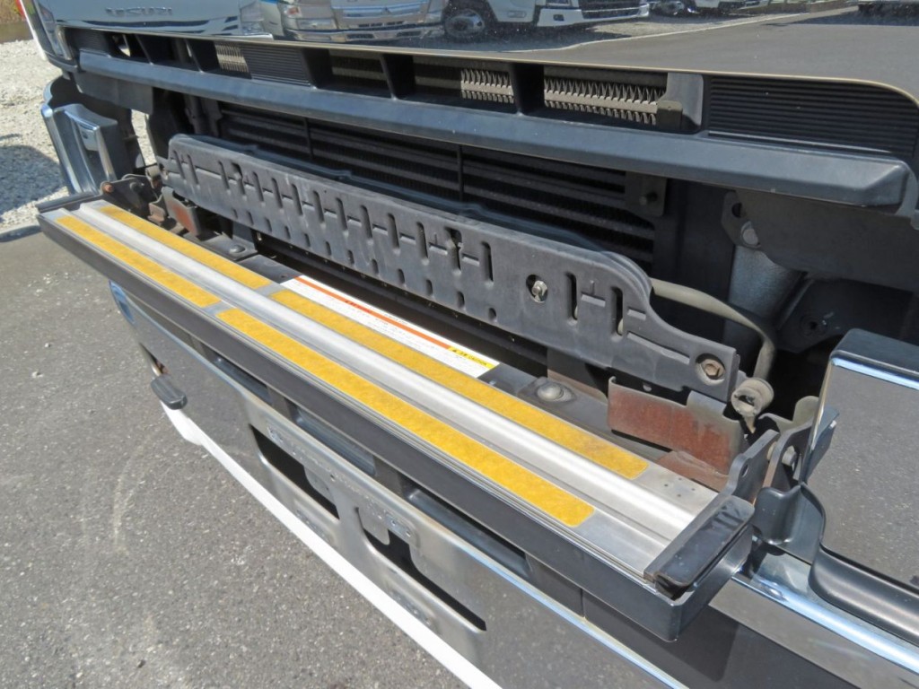 フロントバンパー上部にサビがあります。|日野 プロフィア QPG-SH1EDDGの写真24