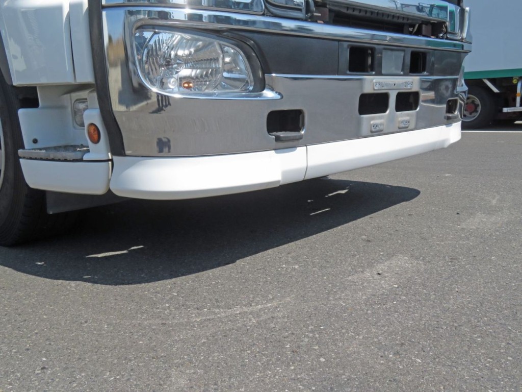 フロントバンパーに細かいキズがあります。|日野 プロフィア QPG-SH1EDDGの写真26