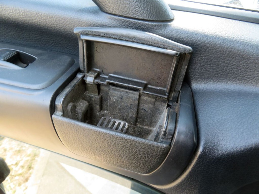 助手席側の灰皿の付け根に割れがあります。|日野 プロフィア QPG-SH1EDDGの写真33