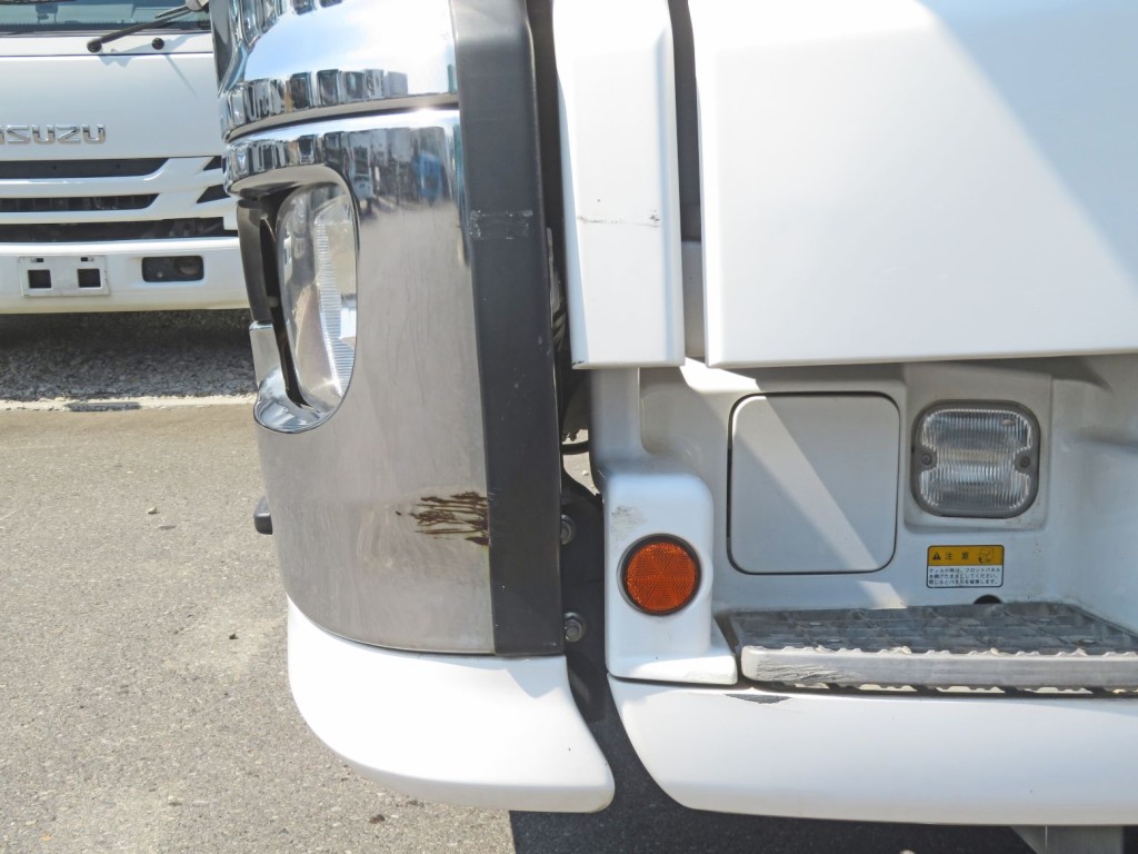 フロントバンパーとステップにキズ・サビがあります。|日野 プロフィア QPG-SH1EDDGの写真34