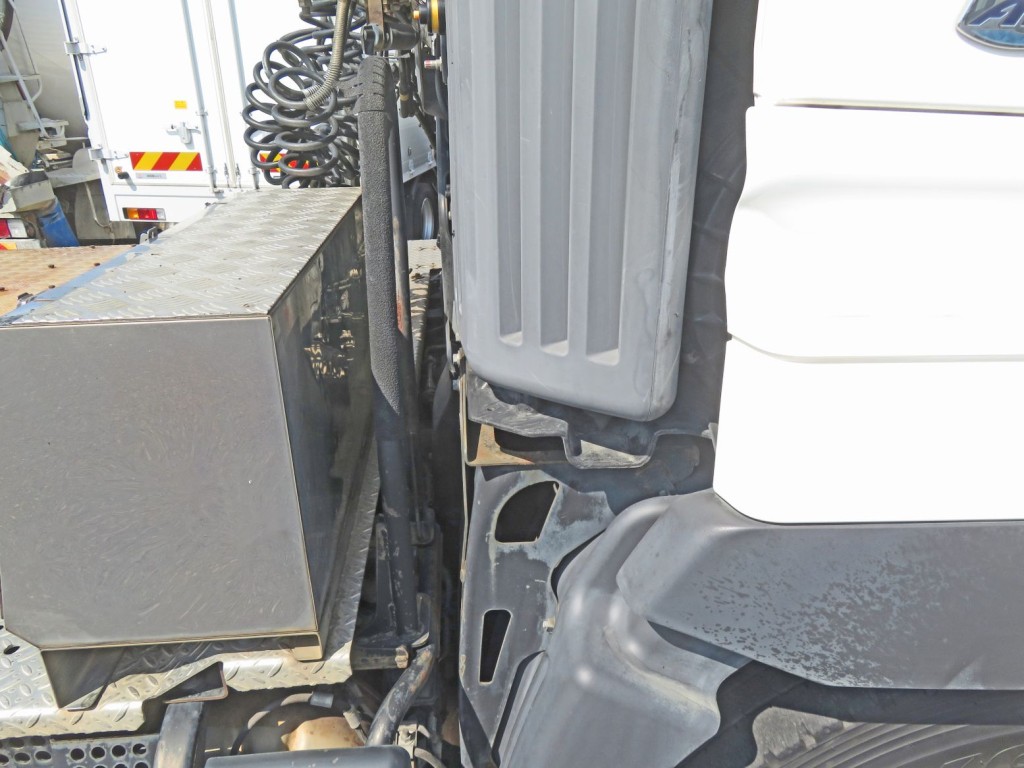 キャブ後方にサビ箇所があります。|日野 プロフィア QPG-SH1EDDGの写真43