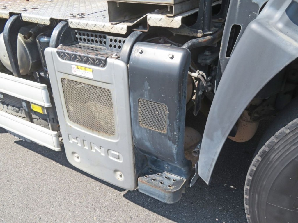 マフラーカバー周りに軽いサビ・色あせ箇所があります。|日野 プロフィア QPG-SH1EDDGの写真44