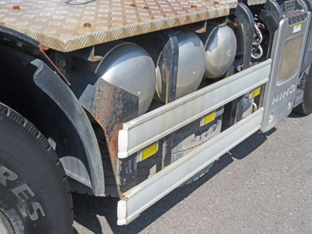 サイドバンパーステーにサビ・キズ、サイドバンパーに色あせがあります。|日野 プロフィア QPG-SH1EDDGの写真45