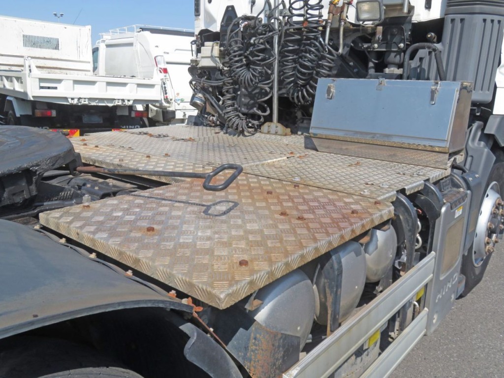 踊り場に色あせ・サビ色移り箇所があります。|日野 プロフィア QPG-SH1EDDGの写真46