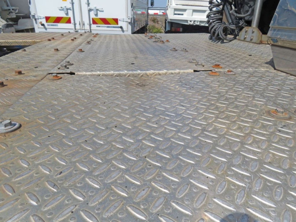 踊り場の縞板にヘコミがあります。|日野 プロフィア QPG-SH1EDDGの写真47