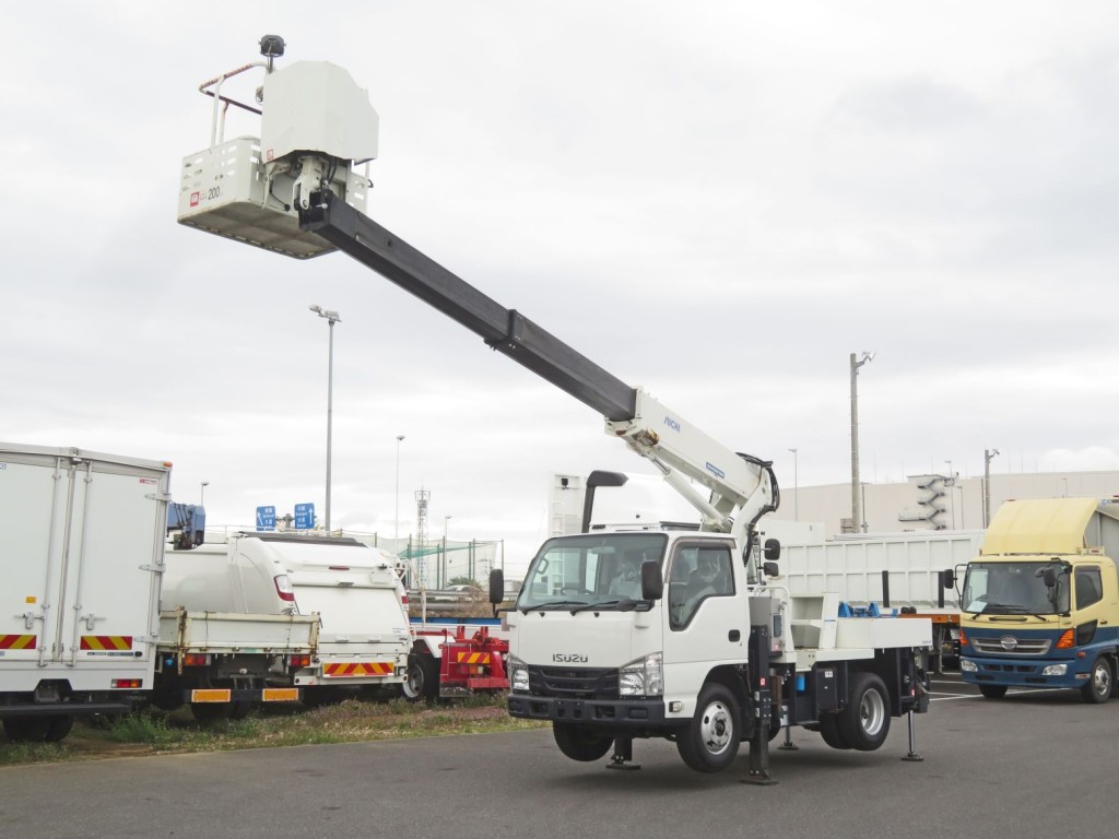 いすゞ エルフ TPG-NKR85AN(2WD)の写真1