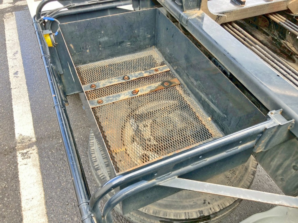 運転席側にりん木入れが付いています。|三菱 スーパーグレート 2KG-FV70HYの写真48