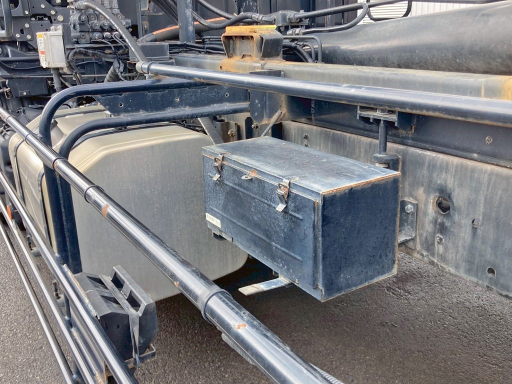 助手席側に工具箱が付いています。|三菱 スーパーグレート 2KG-FV70HYの写真49