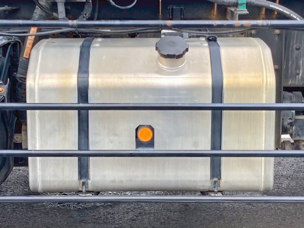 燃料タンクは300Lアルミ製です。|三菱 スーパーグレート 2KG-FV70HYの写真61