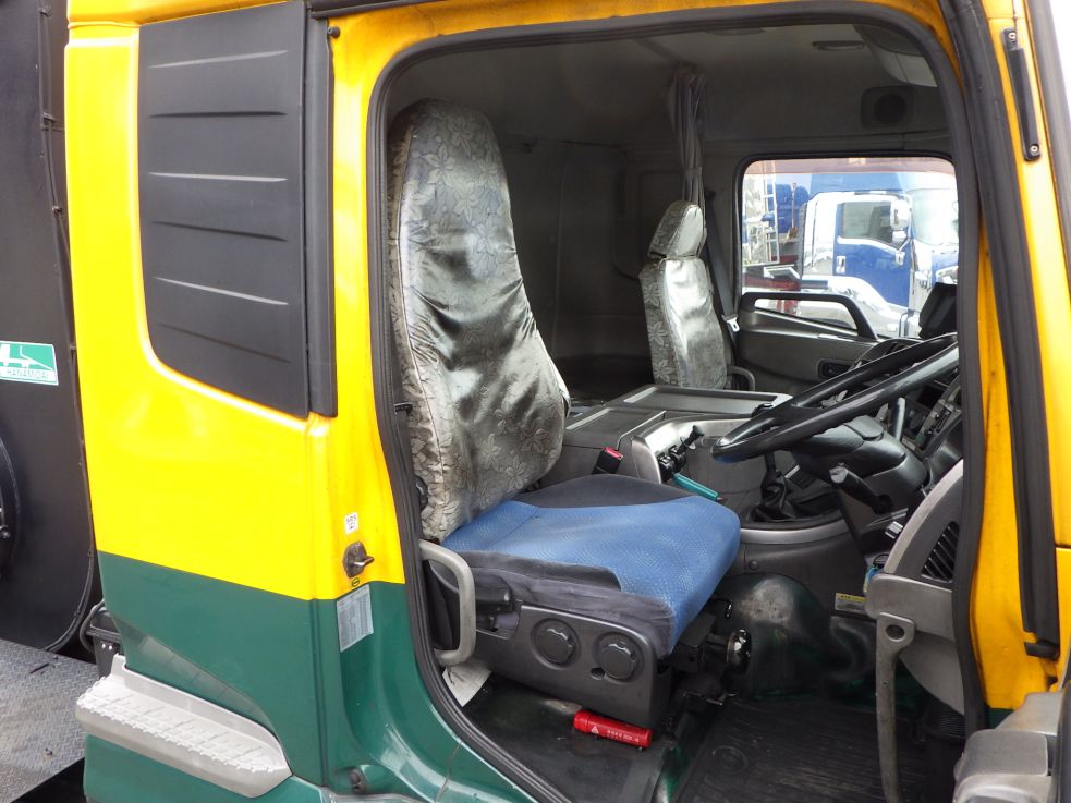 乗車定員は2名です。|ニッサンディーゼル クオン PKG-GK4XLE改の写真6