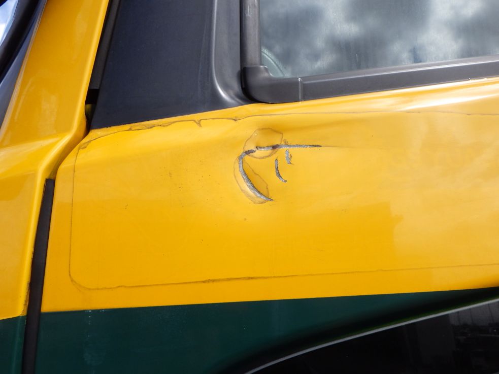 助手席側ドアにキズ・ヘコミがあります。|ニッサンディーゼル クオン PKG-GK4XLE改の写真25