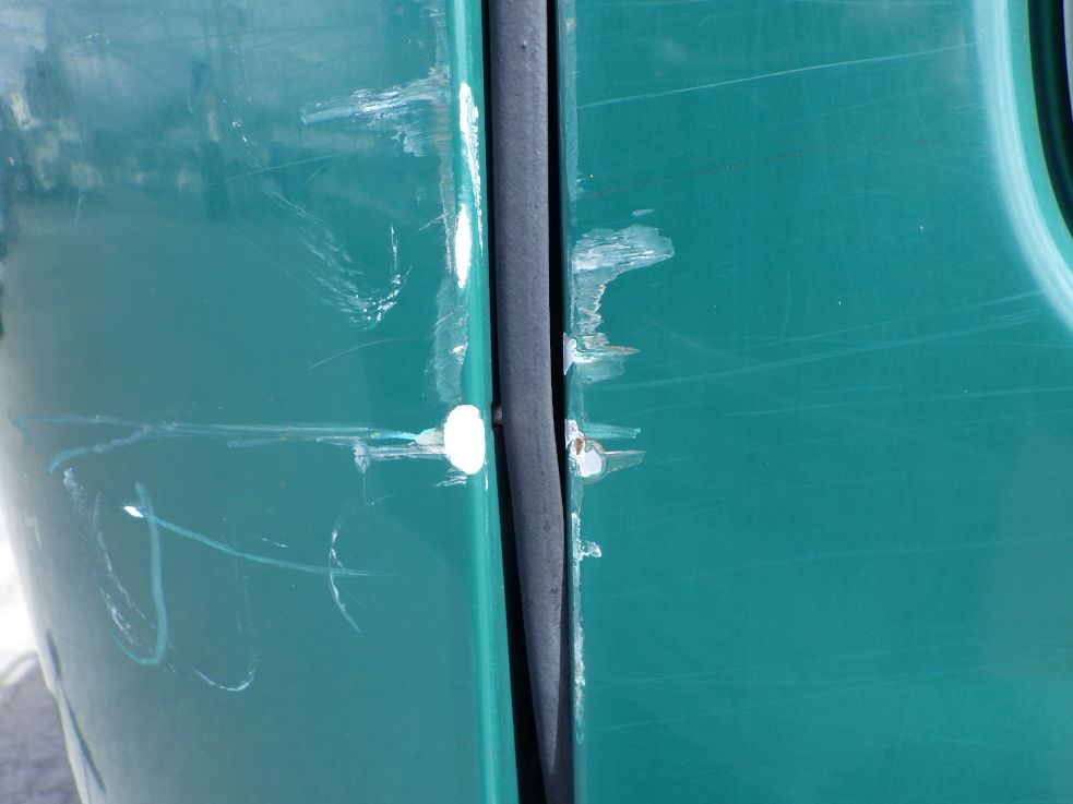 助手席側ドア前方・コーナーパネルにキズ・ヘコミがあります。|ニッサンディーゼル クオン PKG-GK4XLE改の写真27