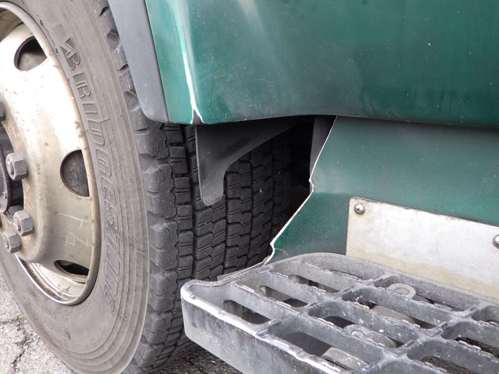 運転席側ステップカバーに割れがあります。|ニッサンディーゼル クオン PKG-GK4XLE改の写真28