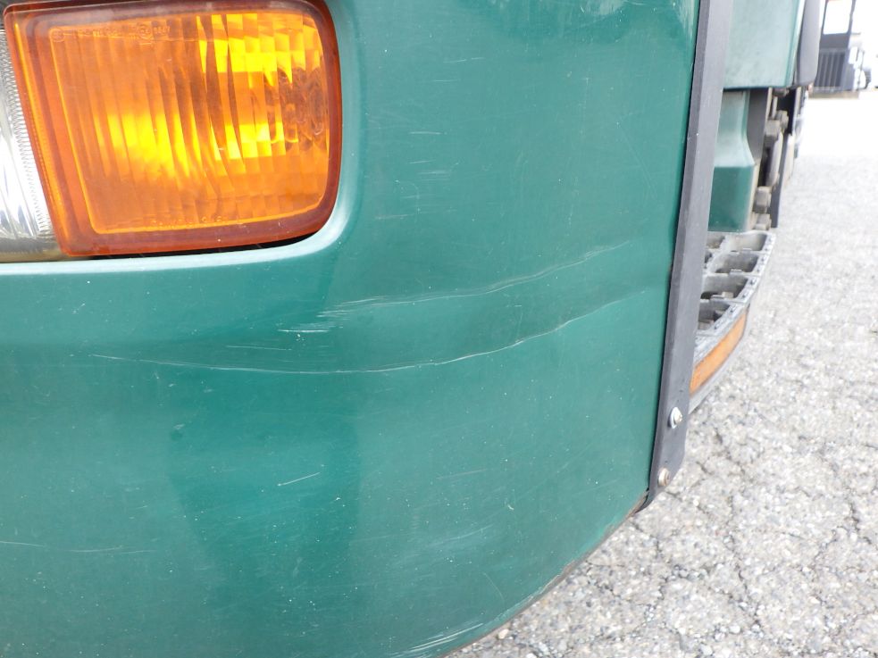 フロントバンパーの助手席側にキズ・ヘコミがあります。(運転席側に小キズがあります)|ニッサンディーゼル クオン PKG-GK4XLE改の写真31