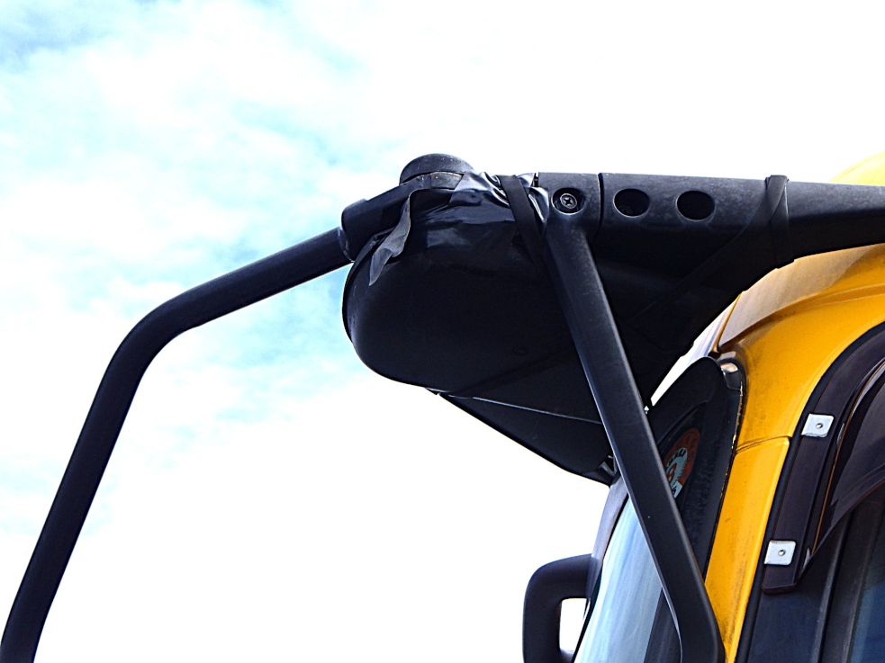 助手席側ミラーステーにテープ補修・軽い曲がりがあります。|ニッサンディーゼル クオン PKG-GK4XLE改の写真32