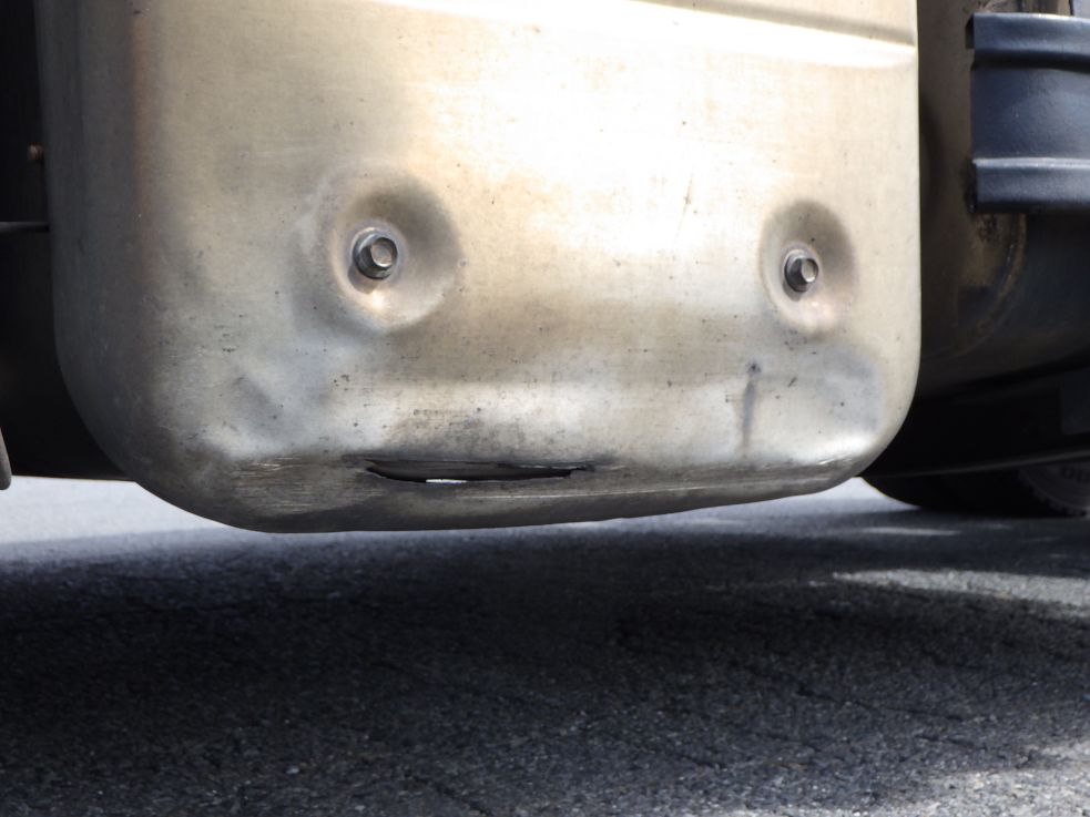 マフラーカバーにキズ・ヘコミがあります。|ニッサンディーゼル クオン PKG-GK4XLE改の写真35