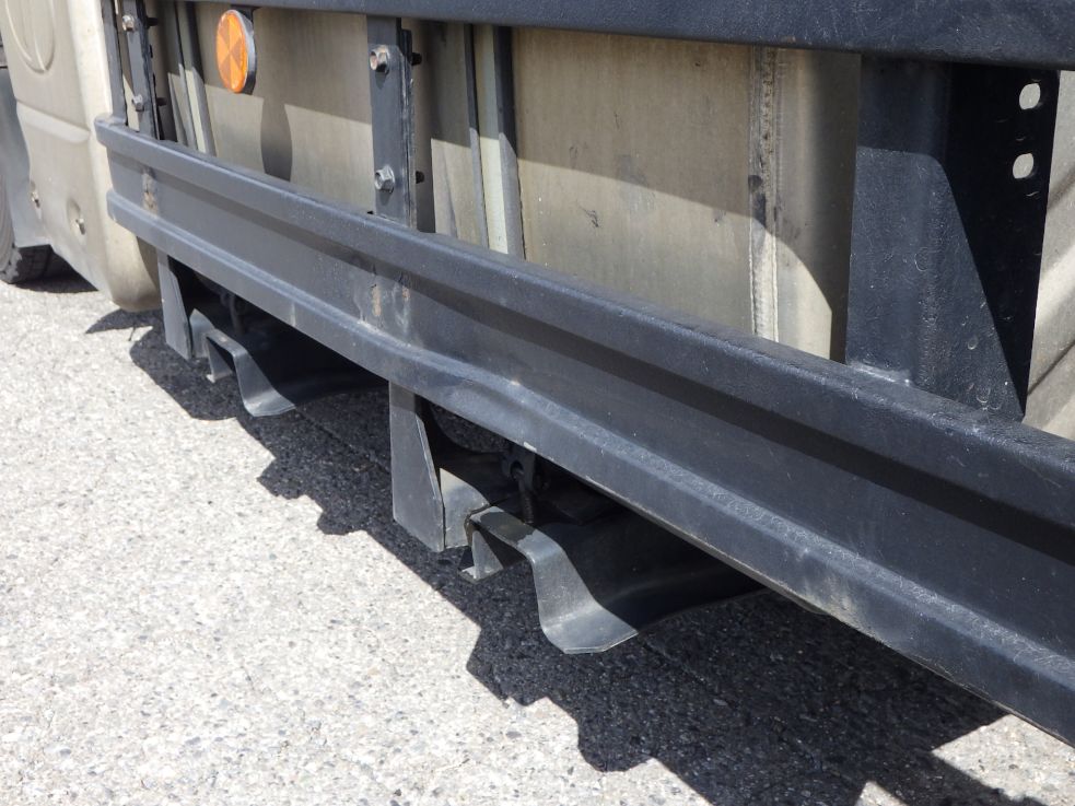 左右のサイドバンパーに曲がりがあります。|ニッサンディーゼル クオン PKG-GK4XLE改の写真36