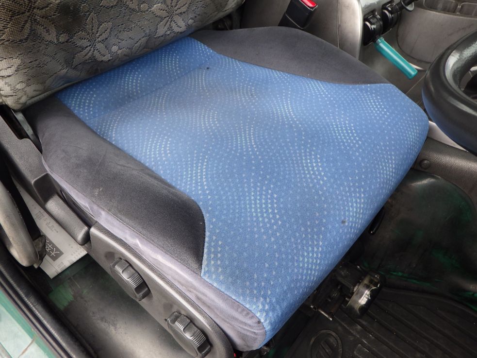 運転席座面にヘタリがあります。|ニッサンディーゼル クオン PKG-GK4XLE改の写真38