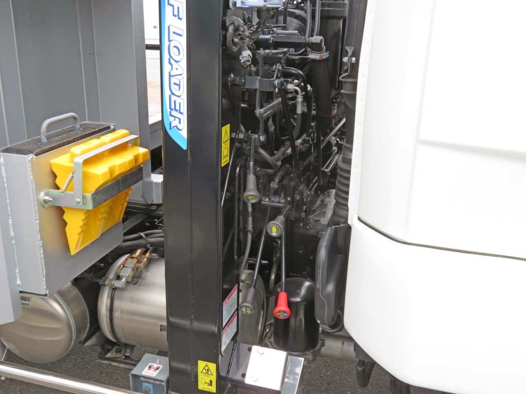 アウトリガーの操作レバーです。|三菱 ファイター 2KG-FK62FZの写真17