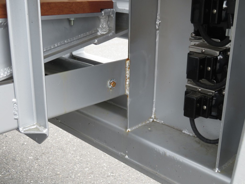 歩み板格納部付近に置きサビがあります。|三菱 ファイター 2KG-FK62FZの写真20