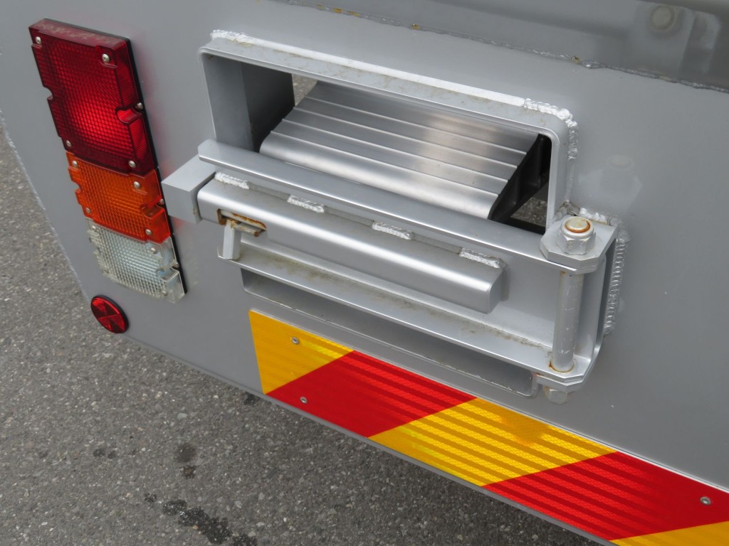 歩み板格納部の蓋に置きサビがあります。|三菱 ファイター 2KG-FK62FZの写真21