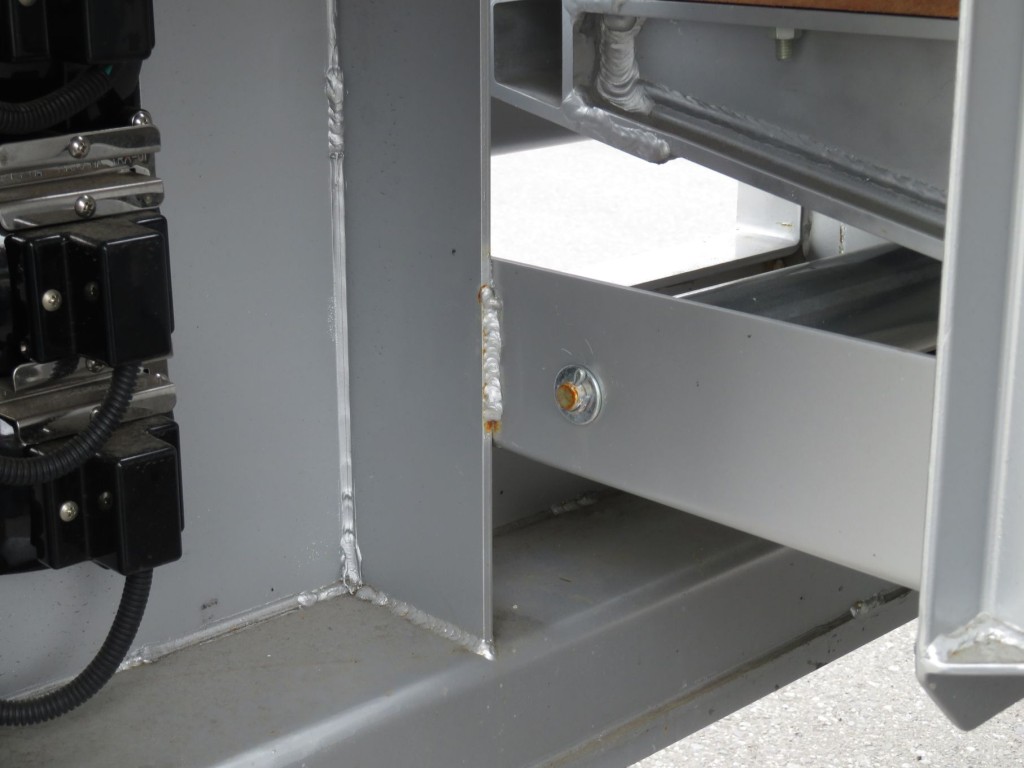 歩み板格納部付近に置きサビがあります。|三菱 ファイター 2KG-FK62FZの写真22