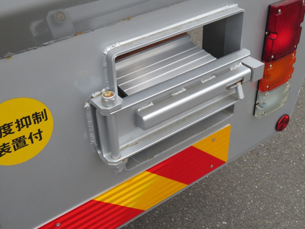 歩み板格納部の蓋に置きサビがあります。|三菱 ファイター 2KG-FK62FZの写真23