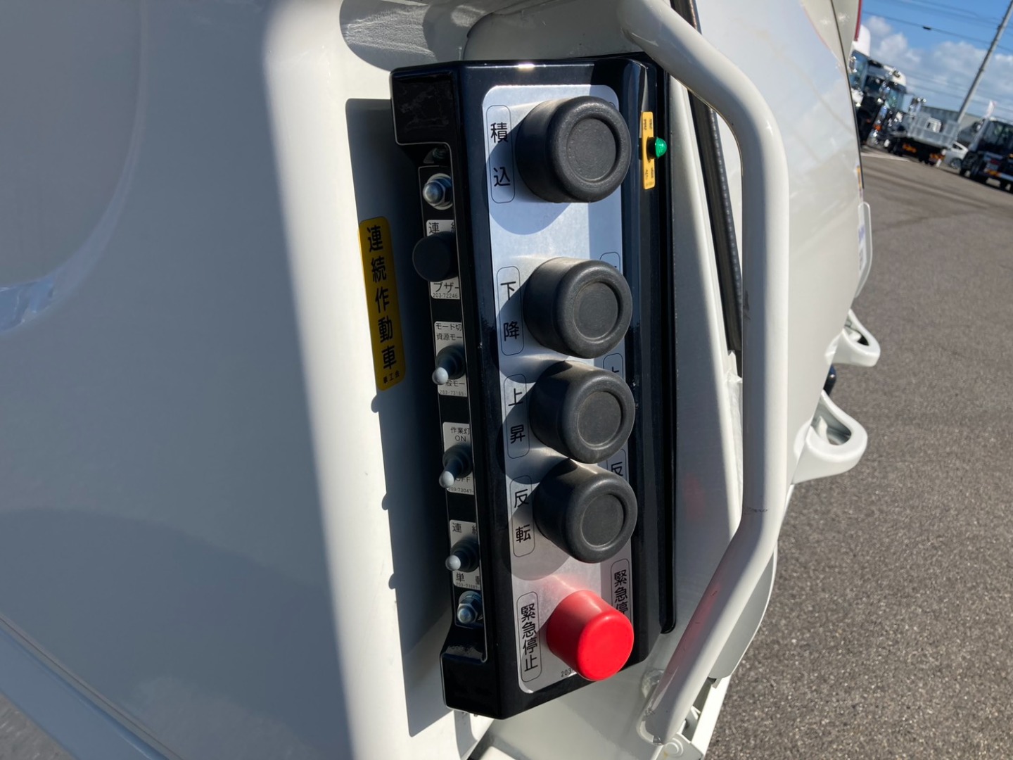 操作ボタンです。|日野 デュトロ 2KG-XZU605X(2WD)の写真24