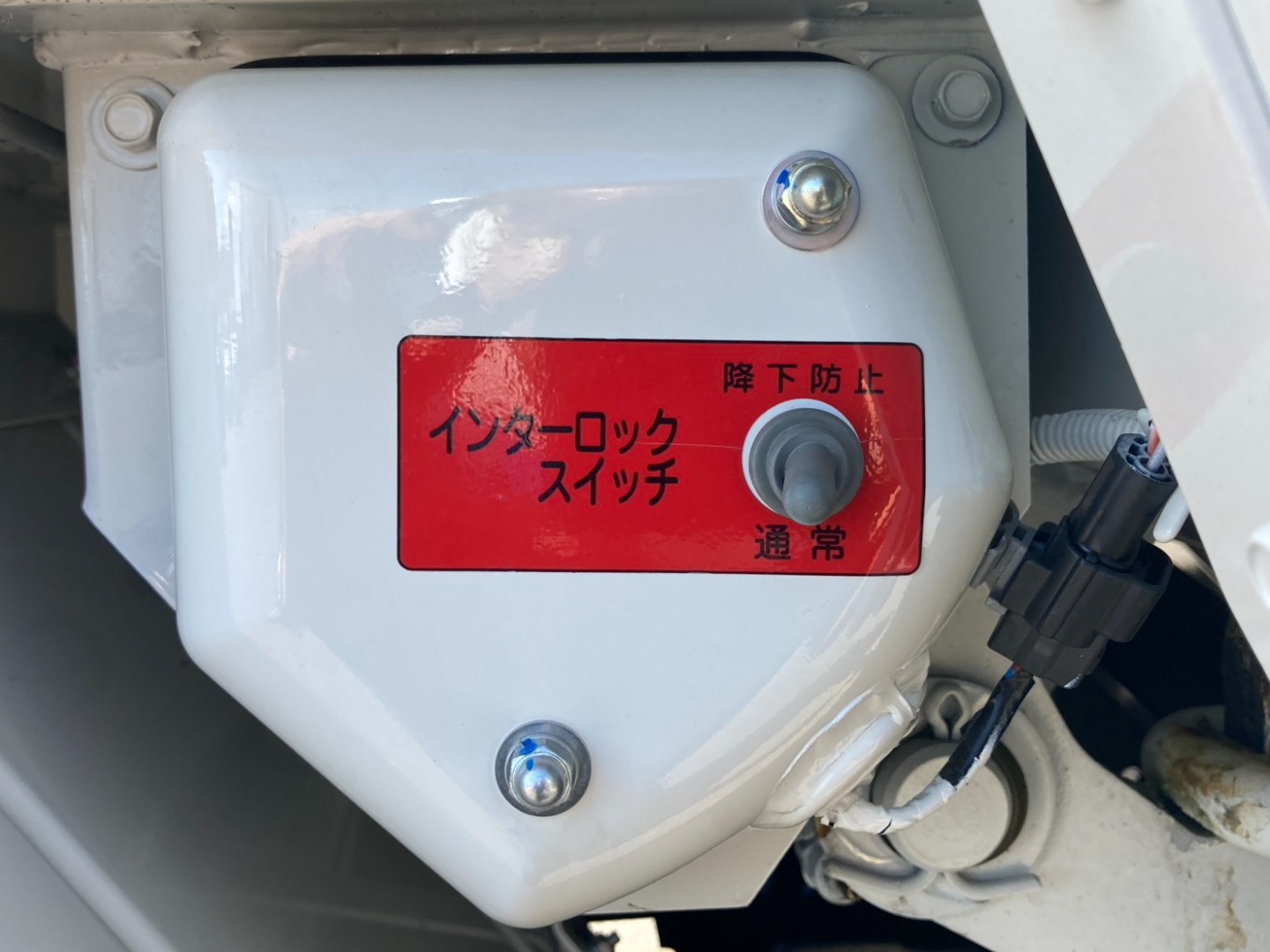 インタロックスイッチです。|日野 デュトロ 2KG-XZU605X(2WD)の写真26