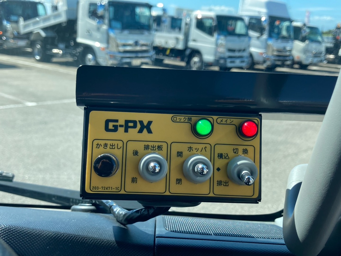 上物の操作スイッチです。|日野 デュトロ 2KG-XZU605X(2WD)の写真42