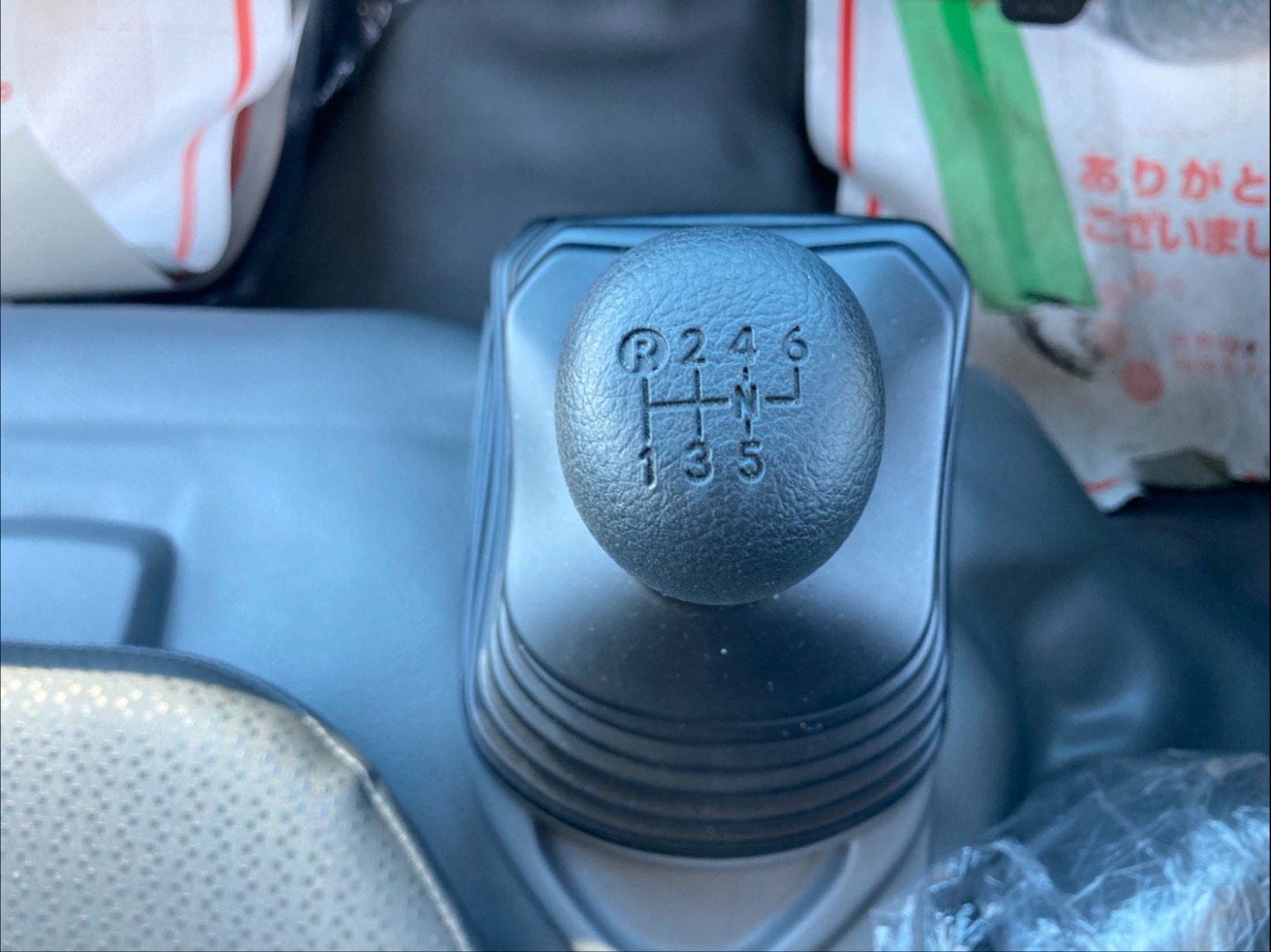 6速です|日野 デュトロ 2KG-XZU605X(2WD)の写真44