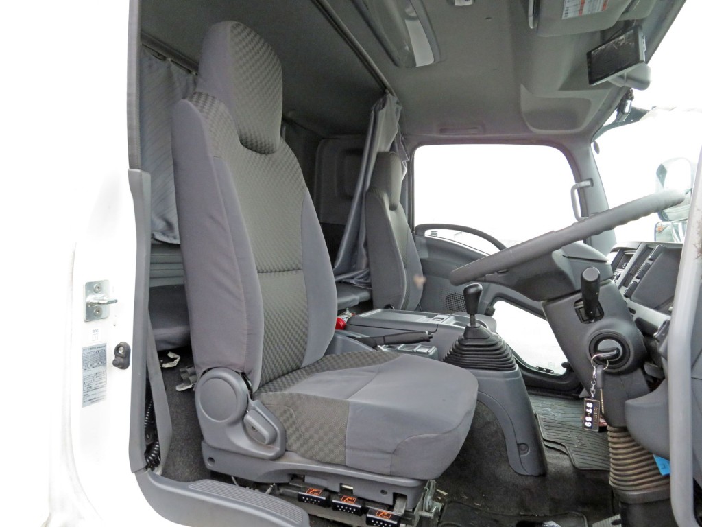 運転席座面にヘタリがあります。|いすゞ フォワード 2RG-FRR90T2(2WD)の写真6